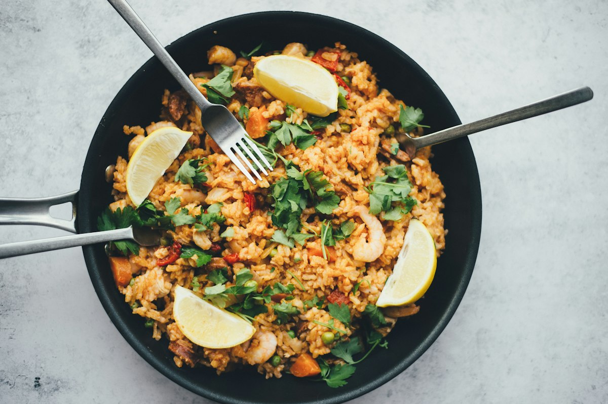 Pan-fresh rice with shrimp and herbs
